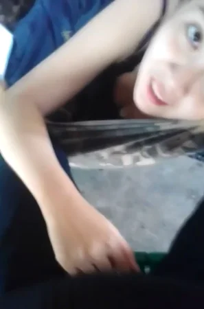 Em Gái Nhân Viên Sóc Lọ Cho Anh Trai Tại Cà Phê Chòi