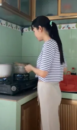 Cô Nội Trợ Show Vú Kiếm Tiền Trên App Sex