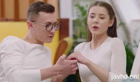 Anh phải hứa là chỉ nắm tay thôi đó Sybil A